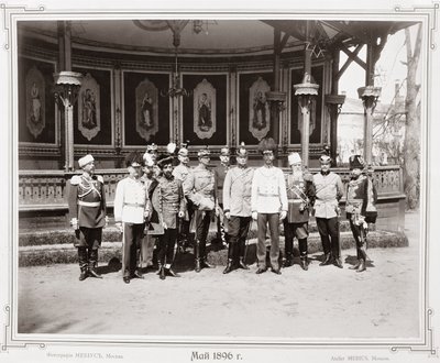 Zar Nikolaus II. (1868-1918) im Gartenpavillon des Palastes mit einer Gruppe seiner männlichen Anhänger, ca. 1896 von Russian School